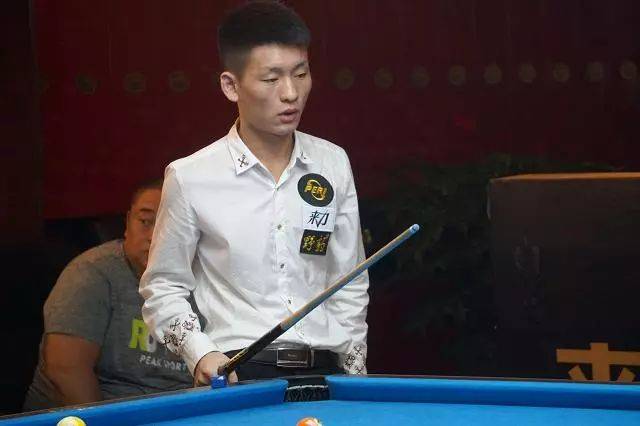 太阳报：英乙球迷朝对方门将扔椅子，被球队主帅严厉批评